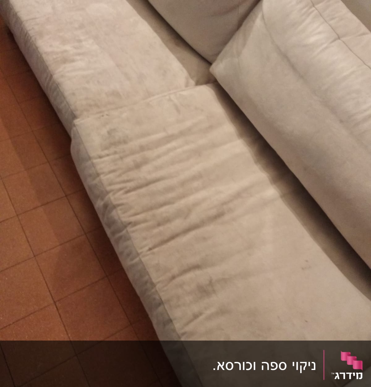 ספה בהירה עם כתמים על הריפוד